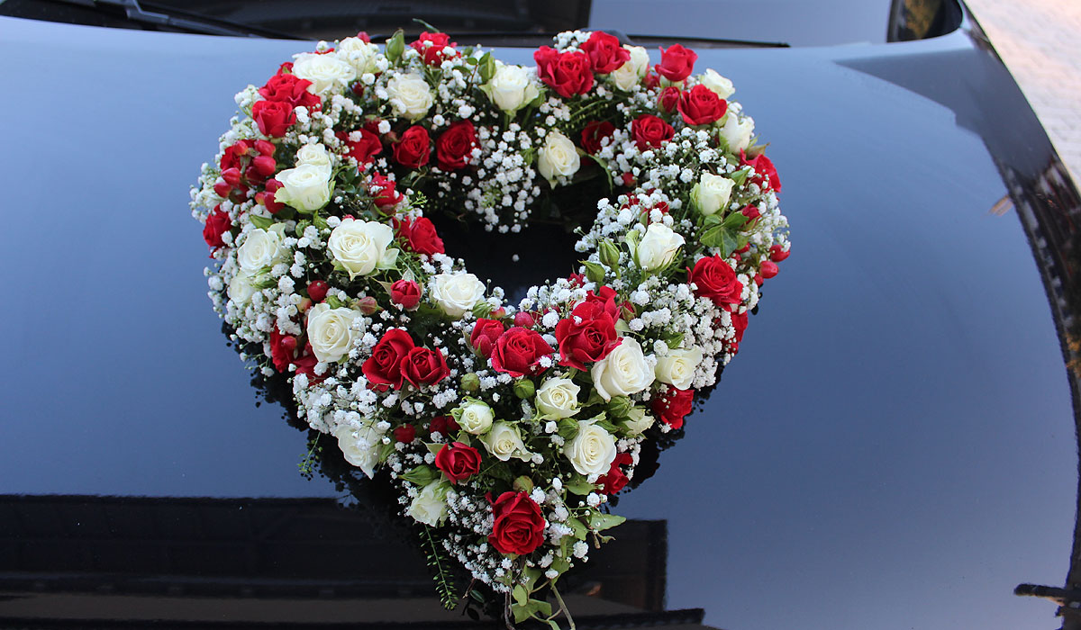 Autoschmuck Hochzeit Brautauto Blumengesteck Herz Rosen
